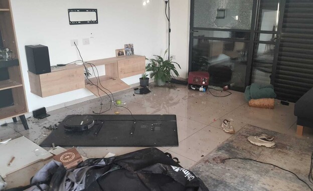 ביתה של משפחת צ׳רי גן אל בניר עוז לאחר המתקפה (צילום: באדיבות המשפחה)