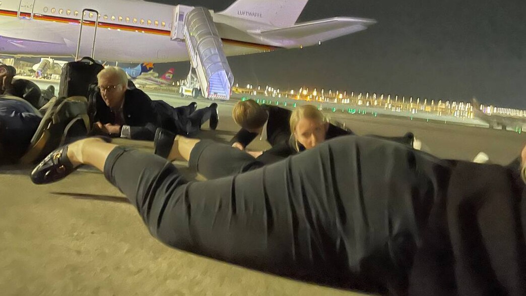 פמליית קנצלר גרמניה שוכבים על מסלול ההמראה בנתב"ג פמליית קנצלר גרמניה שוכבים על מסלול ההמראה בנתב"ג