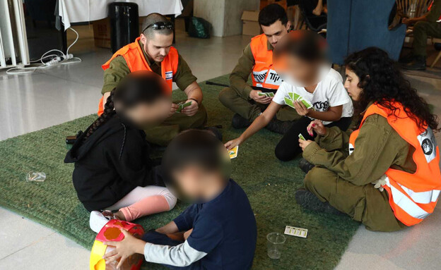 טיפול במפונים מהעוטף במלון טל בתל אביב (צילום: גדעון מרקוביץ'/TPS)