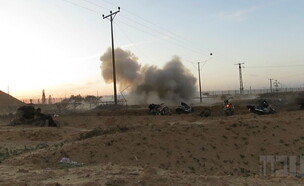 תיעוד מפריצת המחבלים את גדר הרצועה (צילום: עובדה)