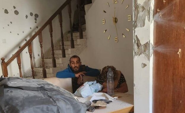 רחל אדרי יחד עם אחד המחבלים בביתה