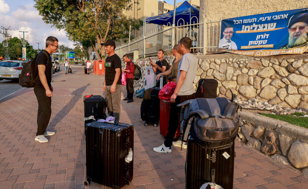 פועלים זרים עוזבים את שדרות (צילום: יוסי זמיר, פלאש 90)