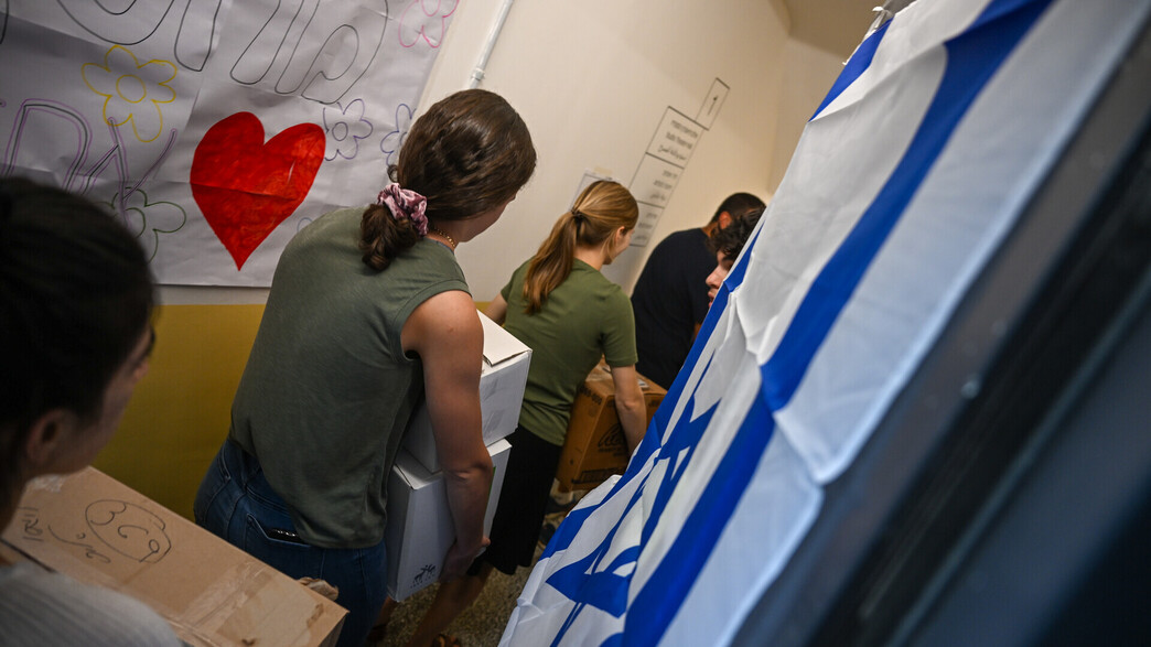 מתנדבים לוקחים קופסאות של תרומות למפונים וחיילים בירושלים (צילום: Alexi J. Rosenfeld, Getty Images)