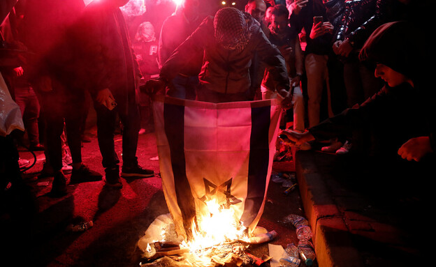 הצתת דגל סמוך לקונסוליה הישראלית באיסטנבול (צילום: רויטרס)
