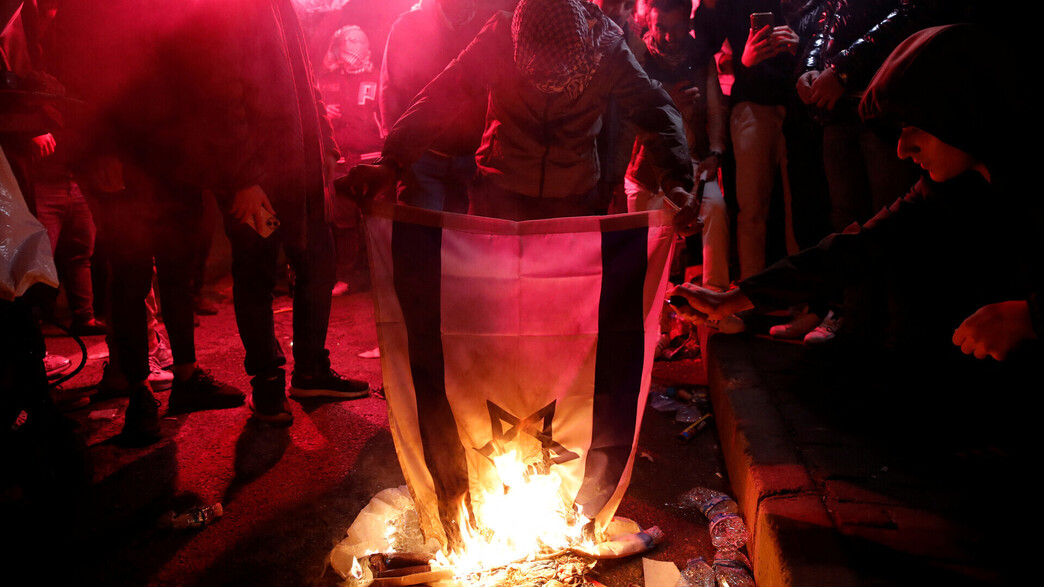 הצתת דגל סמוך לקונסוליה הישראלית באיסטנבול (צילום: רויטרס)