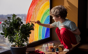 יצירה, ילד מצייר קשת על חלון (צילום: Da Antipina, SHUTTERSTOCK)