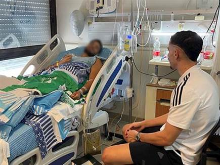 דולב חזיזה מבקר עוד פצוע (האתר הרשמי של מכבי חיפה)