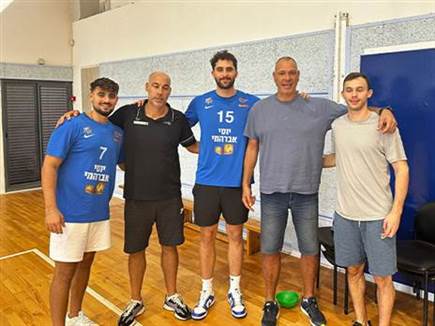 שמעון אמסלם, מאיר טפירו ושחקני הפועל אילת עם ילדי העוטף