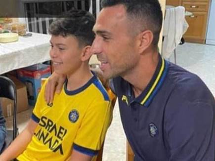 ערן זנבי עם אריאל זוהר בן ה-13 שאיבד ארבעה מבני משפחתו