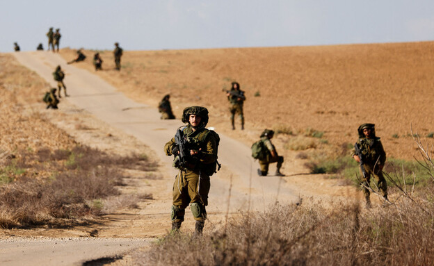 חיילים מסיירים באזור גבול ישראל עם רצועת עזה (צילום: רויטרס)