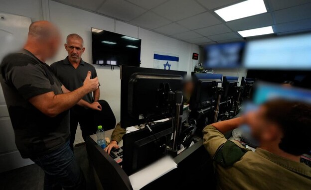 רונן בר, ביקר בתאי התקיפה המשותפים של צה״ל ושב״כ ב (צילום: דוברות שב"כ)