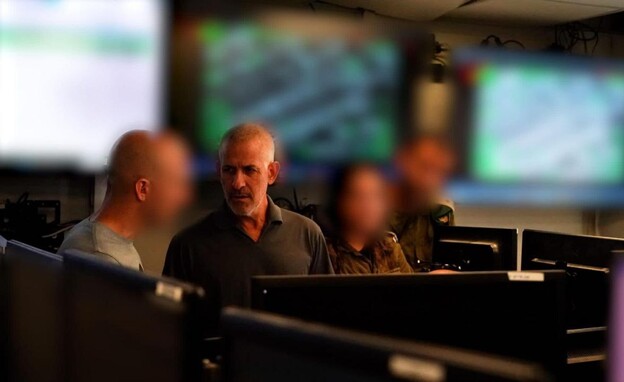 רונן בר, ביקר בתאי התקיפה המשותפים של צה״ל ושב״כ ב (צילום: דוברות שב