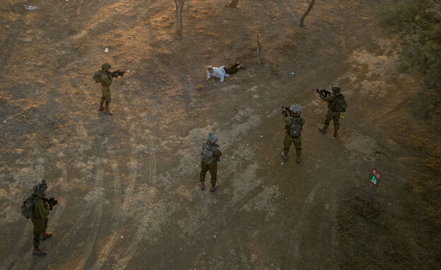 חיילים מנטרלים מחבל ברעים (צילום: אריק מרמור, פלאש 90)