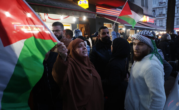 הפגנת תמיכה בצד הפלסטיני בברלין גרמניה (צילום: Maja Hitij, getty images)