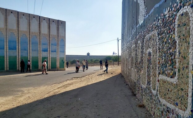 המעבר בין החומות - מכאן המחבלים חדרו לנתיב העשרה (צילום: אריאלה אפללו)