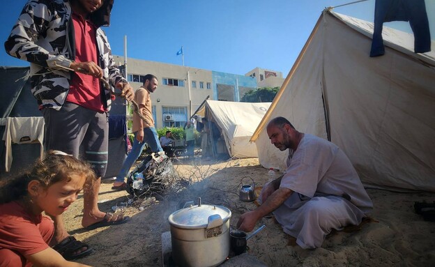 מחנה אוהלים שהקימה אונר״א באזור אל-מואצי, במערב ח'