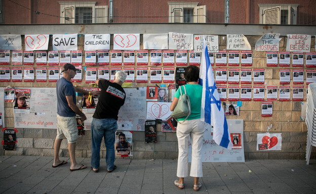 מודעות של חטופים בתל אביב (צילום: מרים אליסטר, פלאש 90)