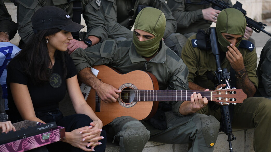 מסתערב שר עם יסמין מועלם (צילום: דוברות המשטרה)