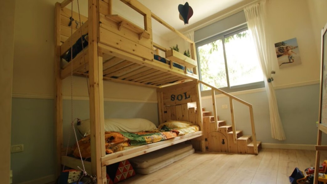 משפחה יוצרת מיטת קומתיים 