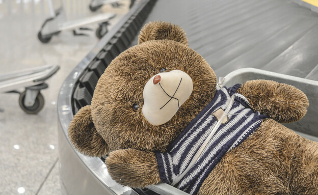 בובה, דובי צעצוע, בשדה התעופה (צילום: The Escape of Malee, shutterstock)