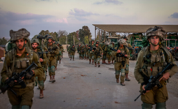 חיילים בקיבוץ בארי בעוטף עזה (צילום: חיים גולדברג, פלאש 90)