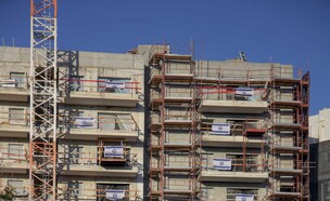 אתר בנייה בחיפה עם דגלי ישראל (צילום: Edesh, shutterstock)