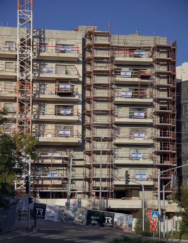 אתר בנייה בחיפה עם דגלי ישראל (צילום: Edesh, shutterstock)