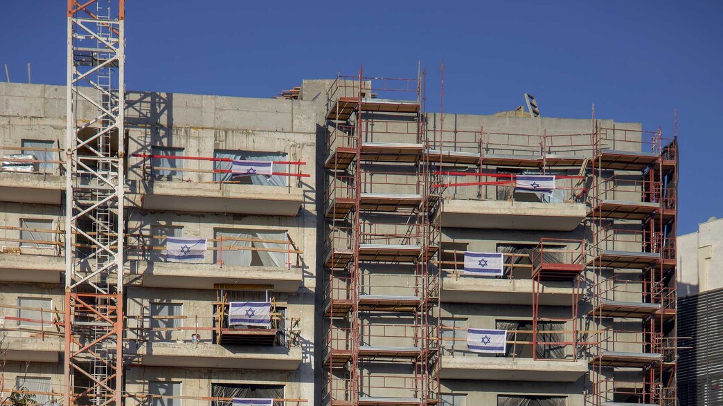 אתר בנייה בחיפה עם דגלי ישראל