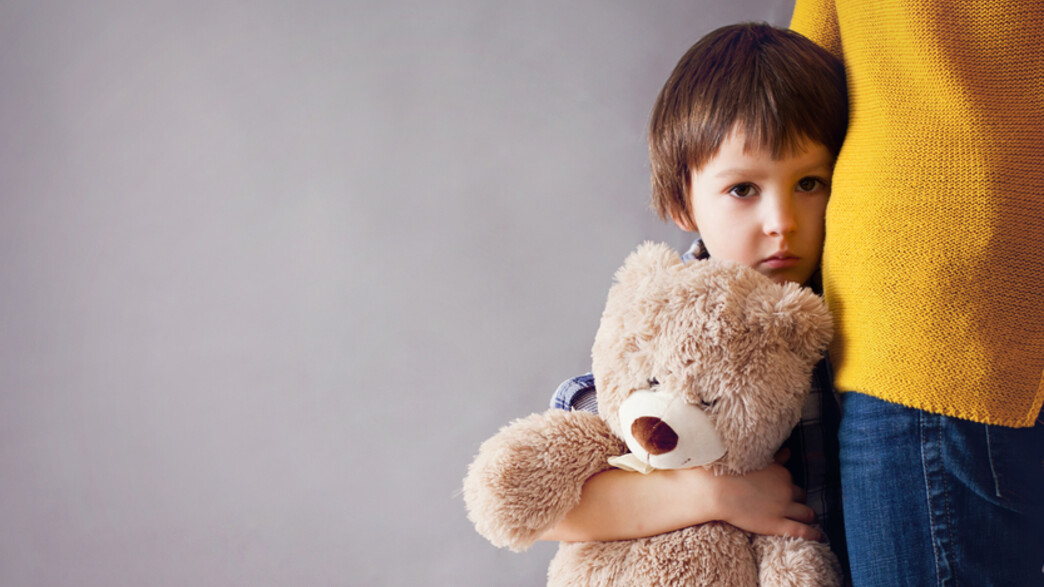 ילד עם דובי מקבל חיבוק ילד עם דובי מקבל חיבוק