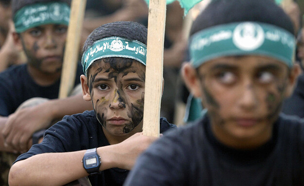 ילד פלסטיני במצעד של חמאס ברצועת עזה (צילום: AWAD AWAD/AFP via Getty Images)