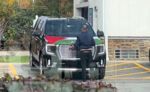 פייק או אמיתי? סרטון ברשת טוען שג'ייסון סטיית'האם תולה דגל פלסטין (צילום: מתוך טיקטוק)
