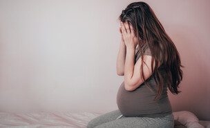 אישה בהריון בחרדה SHUTTERSTOCK (צילום: shutterstock)