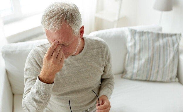 איש מבוגר עם כאבי ראש (צילום: shutterstock)