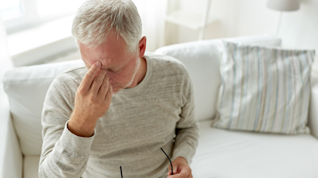 איש מבוגר עם כאבי ראש