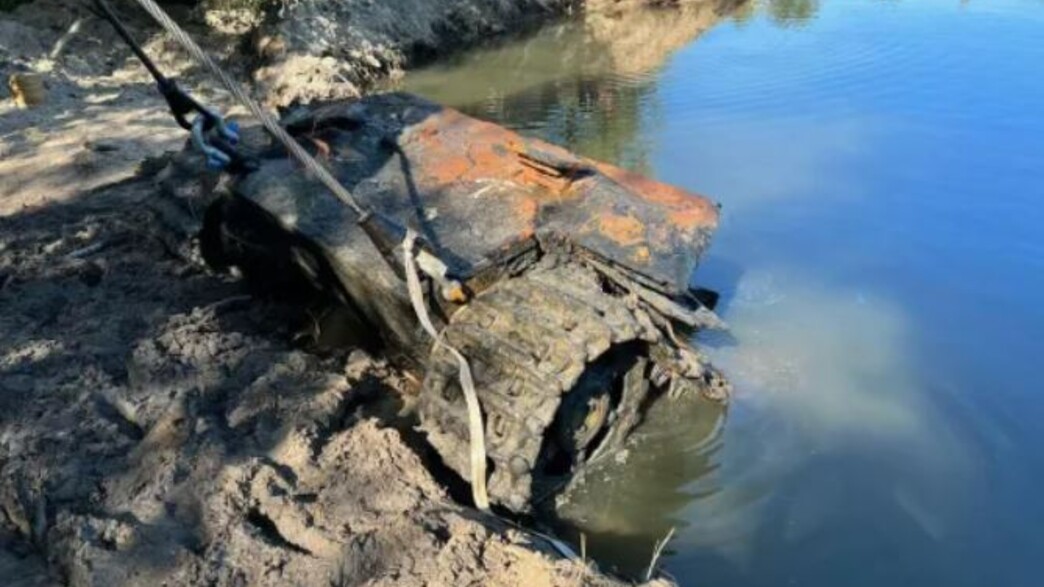 יותר מ-80 שנה אחרי שאבד במלחמה: טנק נאצי נגרר מהנהר (צילום: מתוך הרשתות החברתיות לפי סעיף 27א' לחוק זכויות יוצרים)