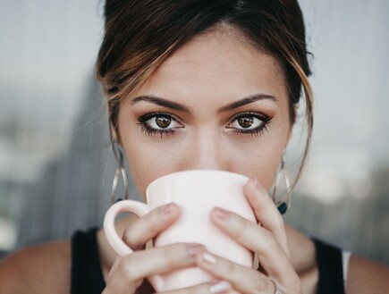 אישה שותה קפה  (צילום: Candice Picard on Unsplash)