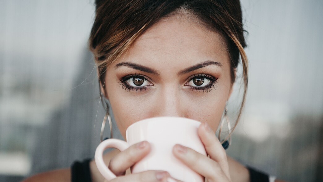 אישה שותה קפה  (צילום: Candice Picard on Unsplash)