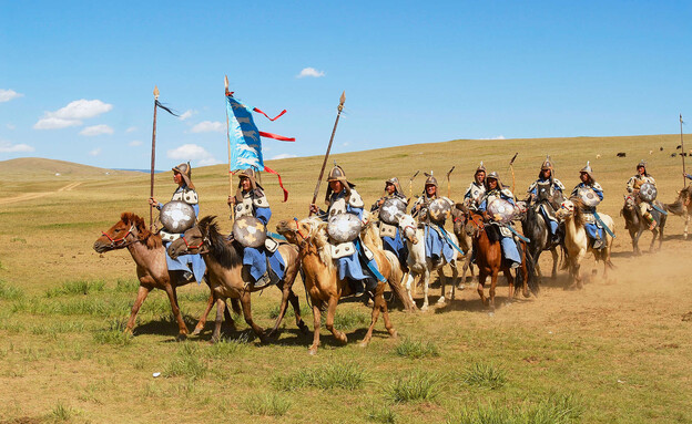 פרשים על סוסים במונגוליה (צילום: Dmitry Chulov, shutterstock)