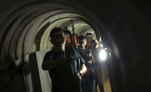 צעירים פלסטינים חמושים במנהרות חמאס בעזה (צילום: רויטרס)