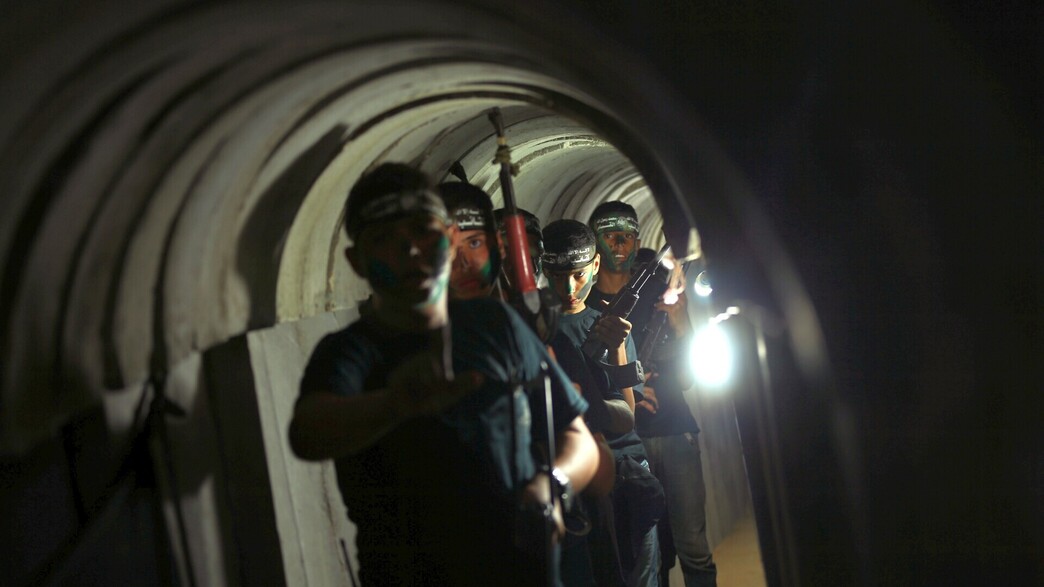 צעירים פלסטינים חמושים במנהרות חמאס בעזה