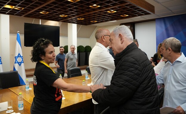 Binyamin Netanyahu rencontre les familles des personnes enlevées (Photo : AP)