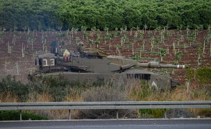טנק צה"ל בשדה חקלאי סמוך לגבול עם לבנון (צילום: אייל מרגולין, Flash90)