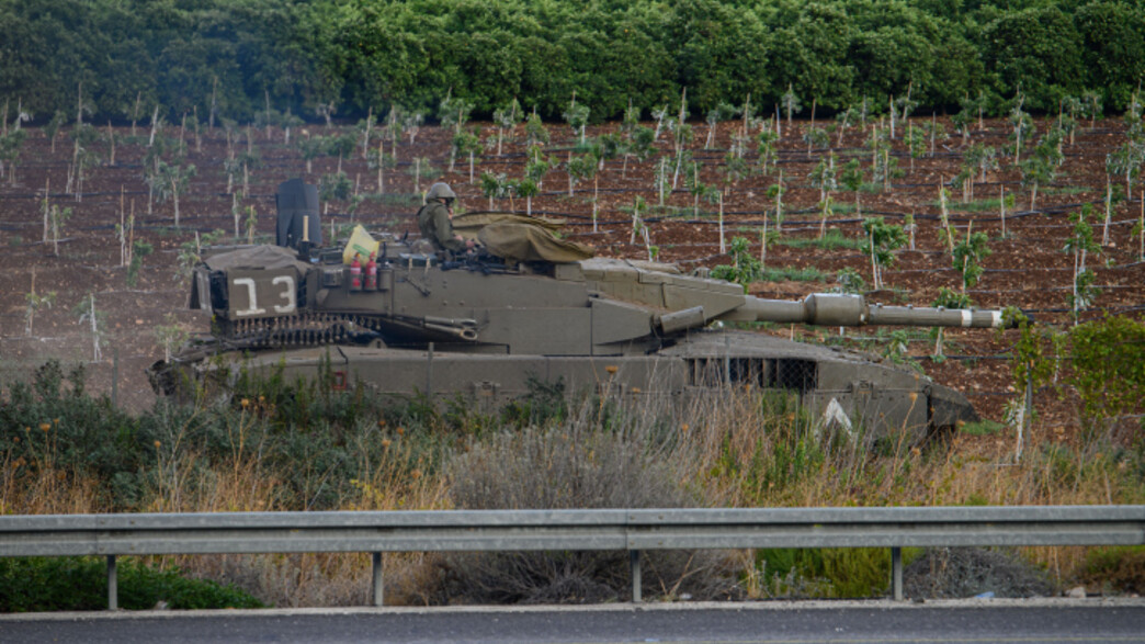 טנק צה"ל בשדה חקלאי סמוך לגבול עם לבנון (צילום: אייל מרגולין, Flash90)