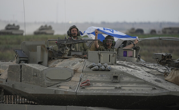 כוחות צה"ל בטנקים ליד רצועת עזה (צילום: AP)