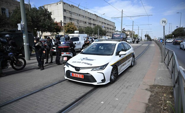פיגוע דקירה ברכבת הקלה בירושלים (צילום: יואב דודקביץ', TPS)