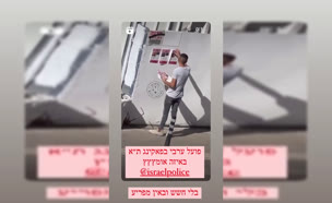 תולש תמונות חטופים בתל אביב באין מפריע (צילום: mako)