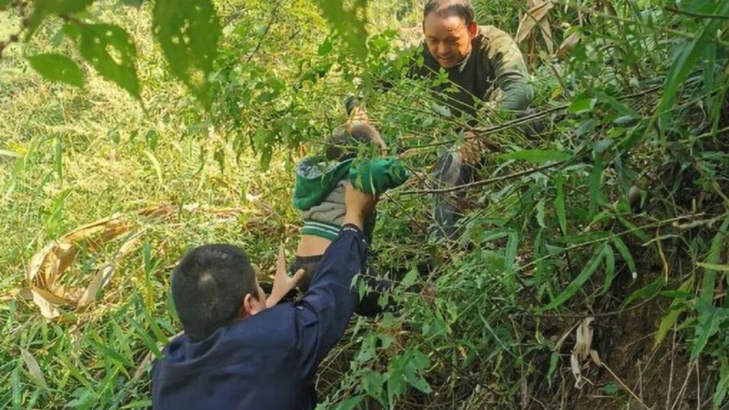 חילוץ ילדה שנחטפה על ידי קוף  (צילום:  Liupanshui City Public Security Bureau/AsiaWire)