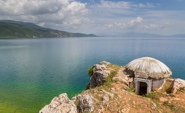 בונקר אלבניה ים (צילום: Tomasz Wozniak, shutterstock)