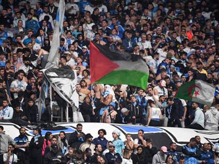דגלי פלסטין הונפו ביציע (GETTY) (צילום: ספורט 5)