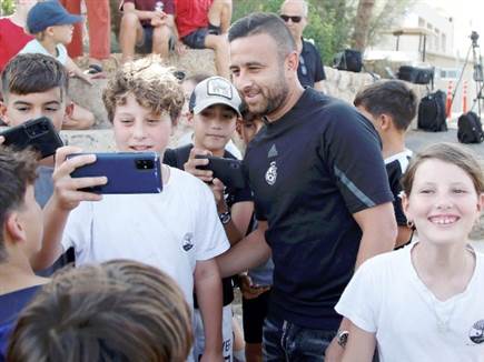 סבע מצטלם עם הילדים (אלן שיבר)